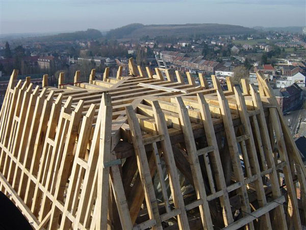 Restauration de la collégiale de soignies par CCBOIS spécialiste de la chaprente en bois en belgique