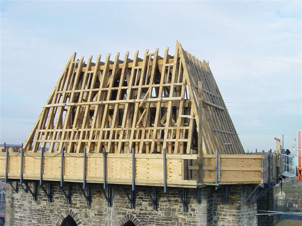 Restauration de la collégiale de soignies par CCBOIS spécialiste de la chaprente en bois en belgique