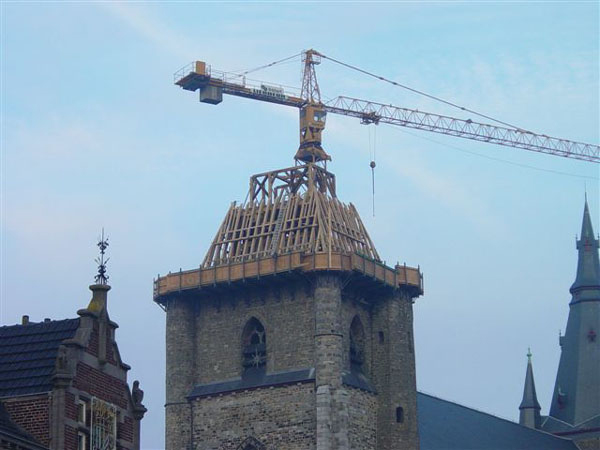 Restauration de la collégiale de soignies par CCBOIS spécialiste de la chaprente en bois en belgique
