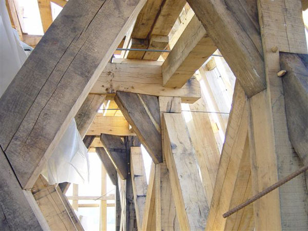 Restauration de la collégiale de soignies par CCBOIS spécialiste de la chaprente en bois en belgique