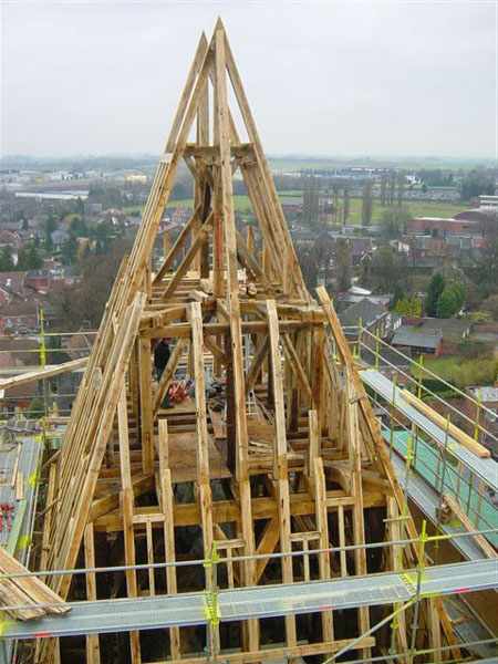 Restauration de la collégiale de soignies par CCBOIS spécialiste de la chaprente en bois en belgique