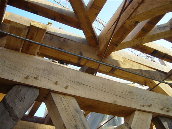 Restauration de la collégiale de soignies par CCBOIS spécialiste de la chaprente en bois en belgique