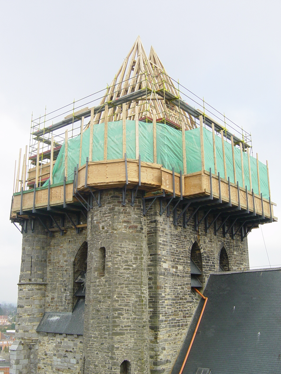 Restauration de la collégiale de soignies par CCBOIS spécialiste de la chaprente en bois en belgique